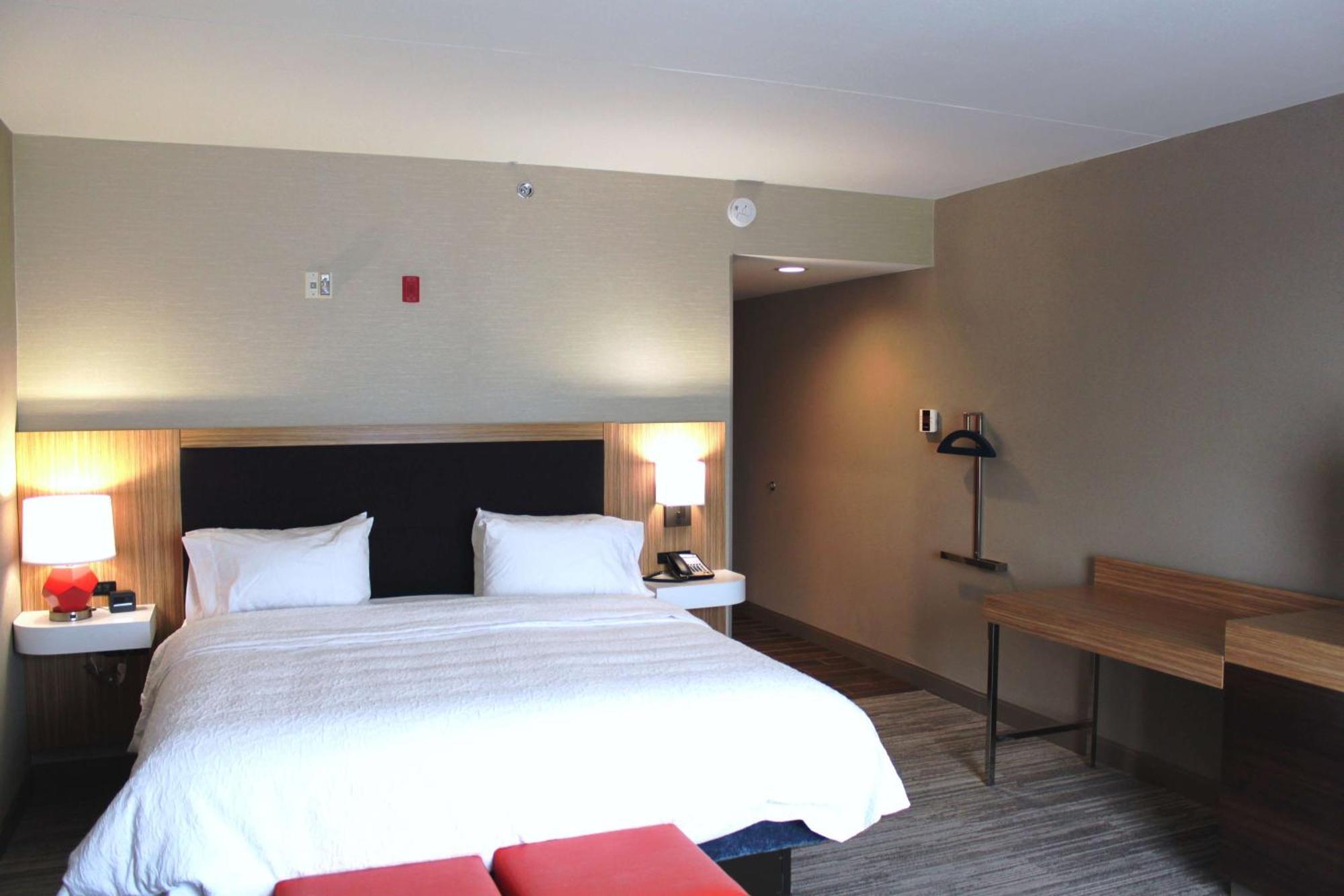 Hampton Inn Форсайт Экстерьер фото